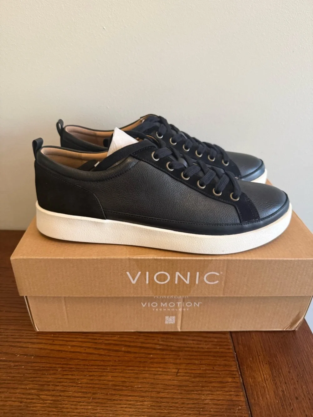 Vionic Winnie black leather sneakers‎ 10